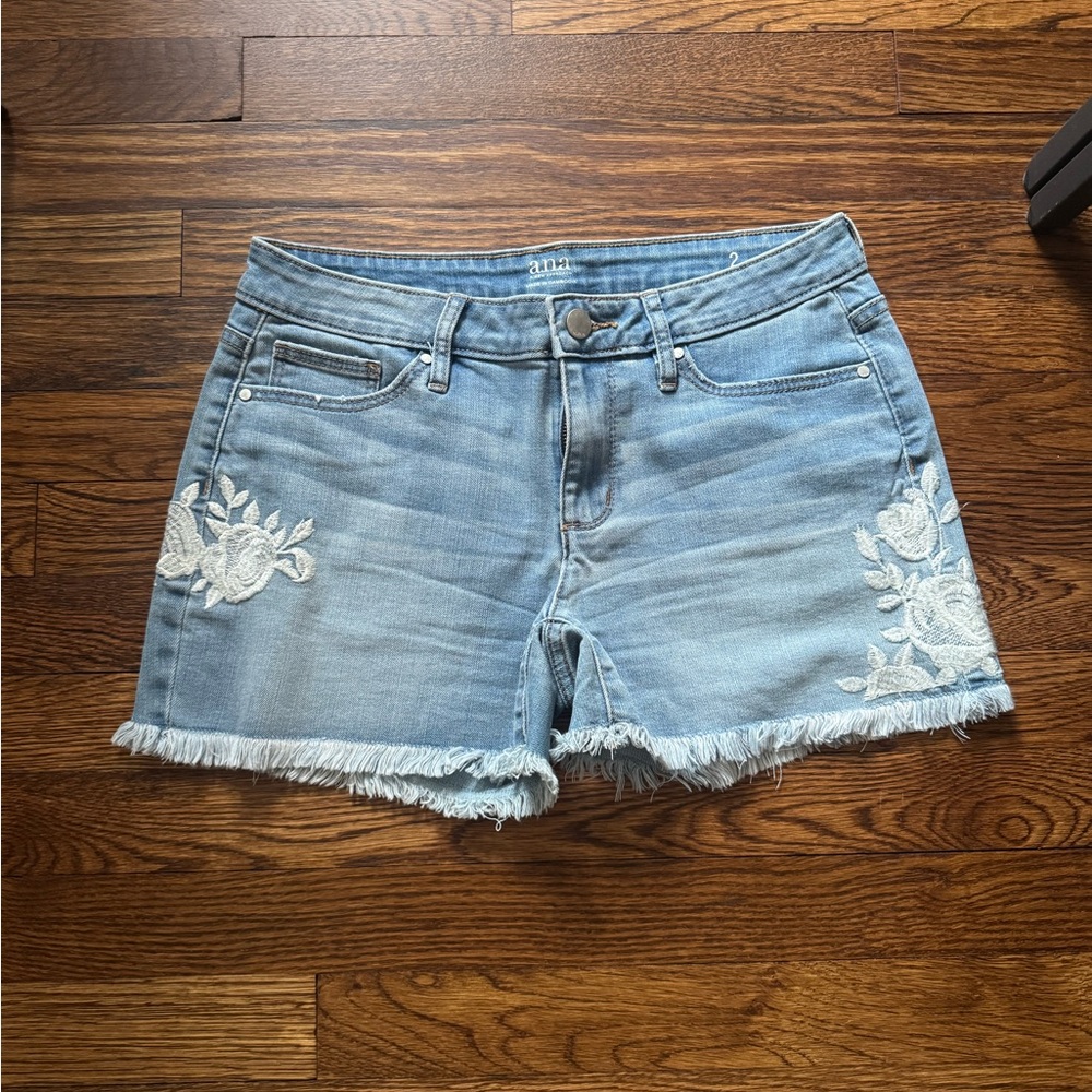 a.n.a - Jean Shorts with White Floral Embroidery